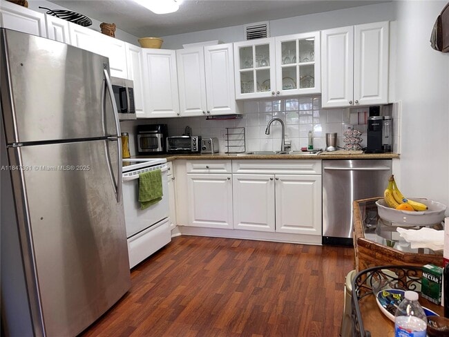 Building Photo - 1904 Bermuda Cir Unit G1
