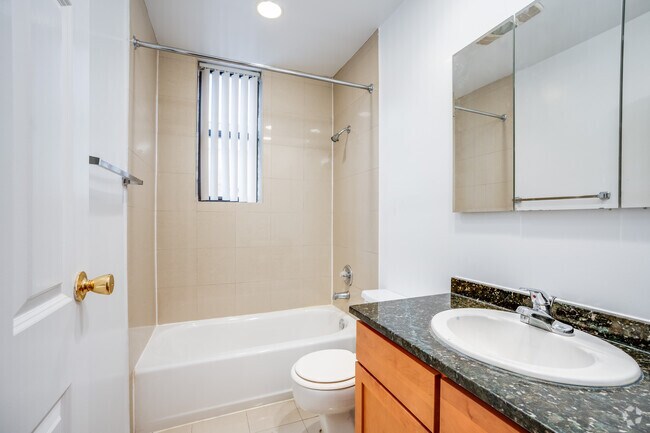 1BR, 1BA - 632SF - Bathroom