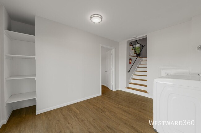 Photo - 325 E Lake St