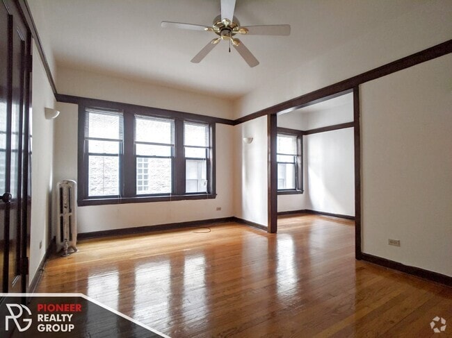 Building Photo - 820 W Waveland Ave Rental