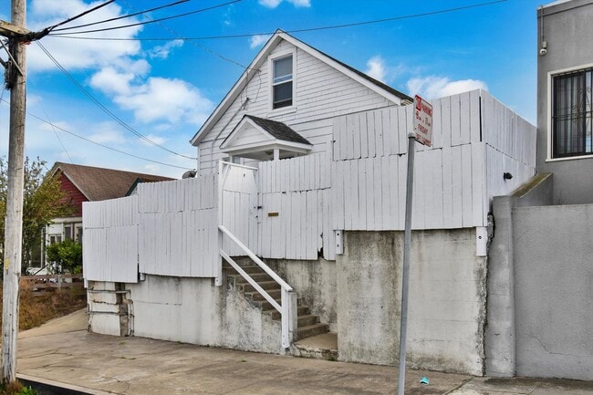 Photo - Three Bedroom House in Visitacion Valley