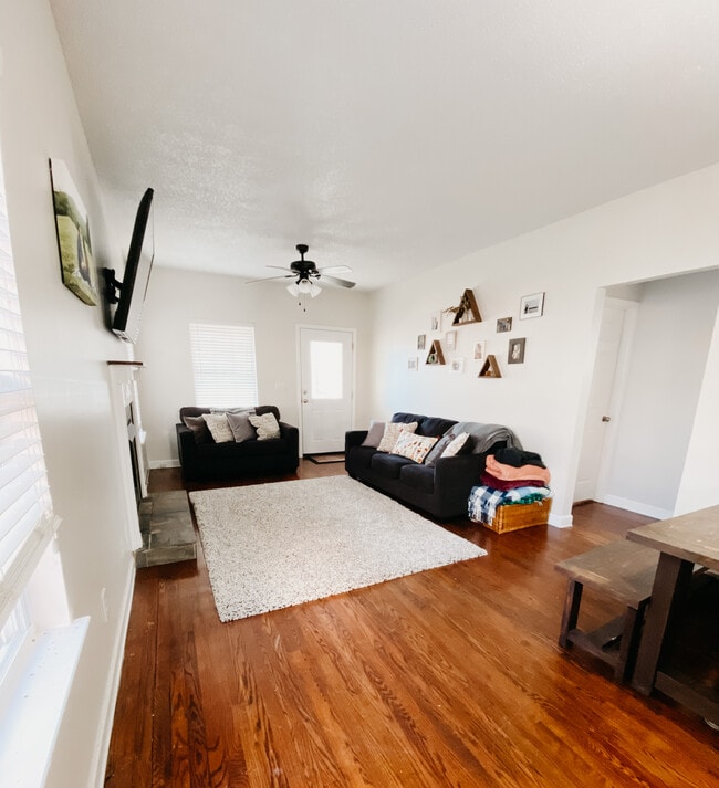 Building Photo - 805 Mountain Creek Rd Unit Main House