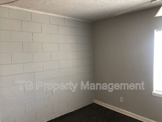 Photo - 402 Lower 8th Ave S