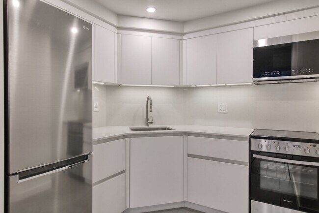 Building Photo - 2285 Rue St Mathieu Unit 1107