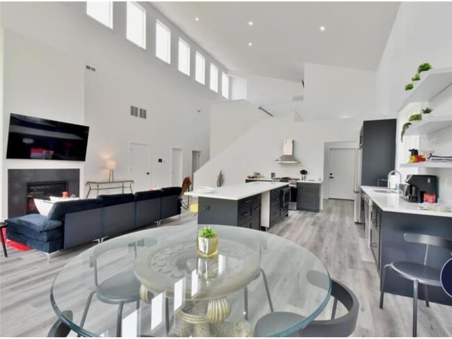 Photo - 1021 Gardner St E