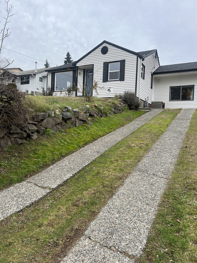 Photo - 558 Windsor Pl NE