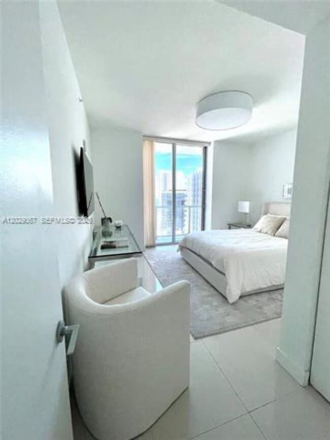 Photo - 79 SW 12th St Unidad 79 SW 12th St # 2407-S