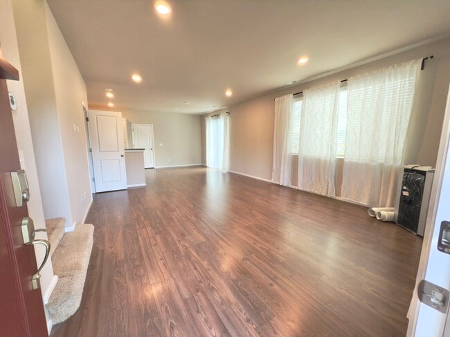 entry way (open floor design) - 3453 Juno St NE