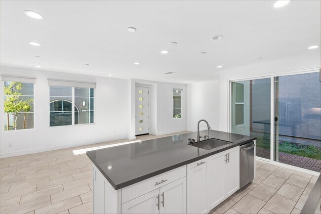 Photo - 3 Bedroom + Loft for Lease GREAT PARK LOCA...