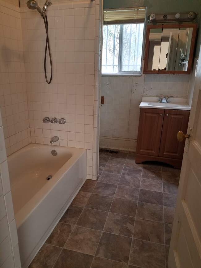 Bathroom - 5701 Genoa St Casa