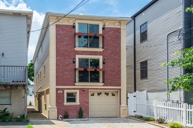 Building Photo - 59B Bleecker St Rental