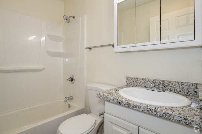 1HAB, 1BA - 675&nbsp;ft² - Baño - Victoria Apartments