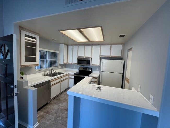 Photo - Bright & Spacious 1 Bedroom Apartment in Tustin!