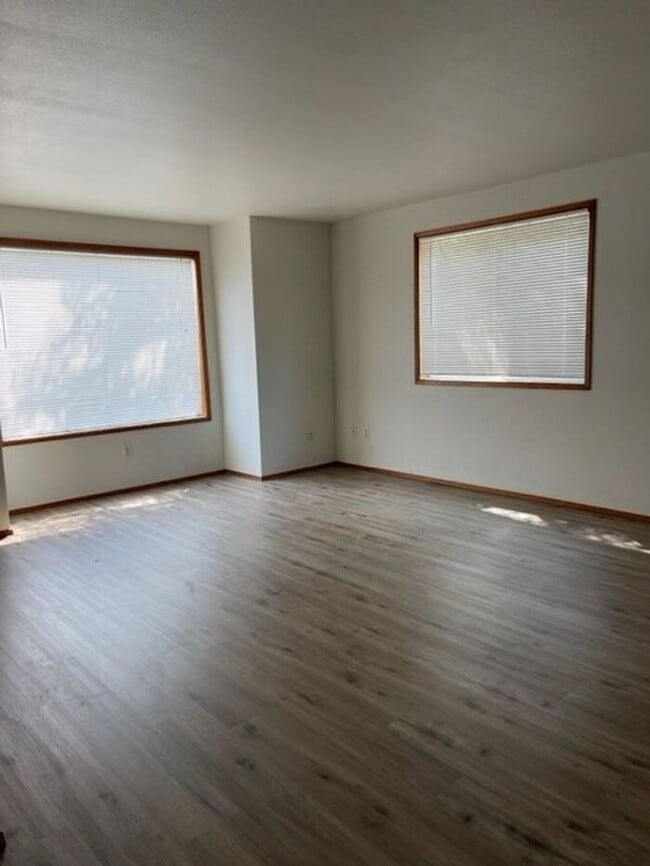 Photo - Perfect & Spacious 3 Bed, 1 1/2 Bath Duplex by the Puyallup River!