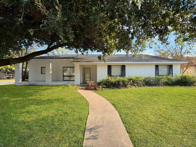 Building Photo - 1206 Holleman Dr