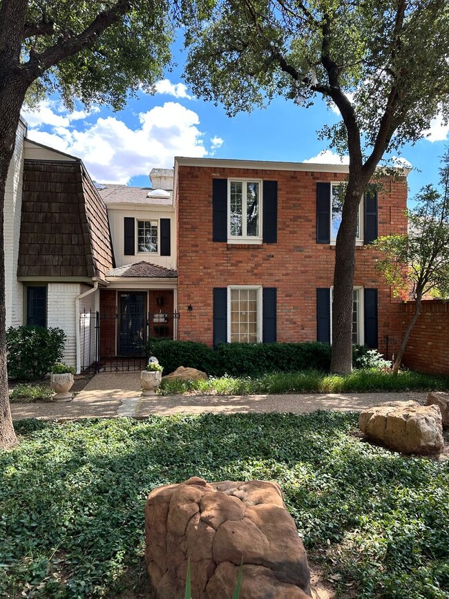 CD 4610 Indiana Avenue - CD 4610 Indiana Avenue Apartment Unit J