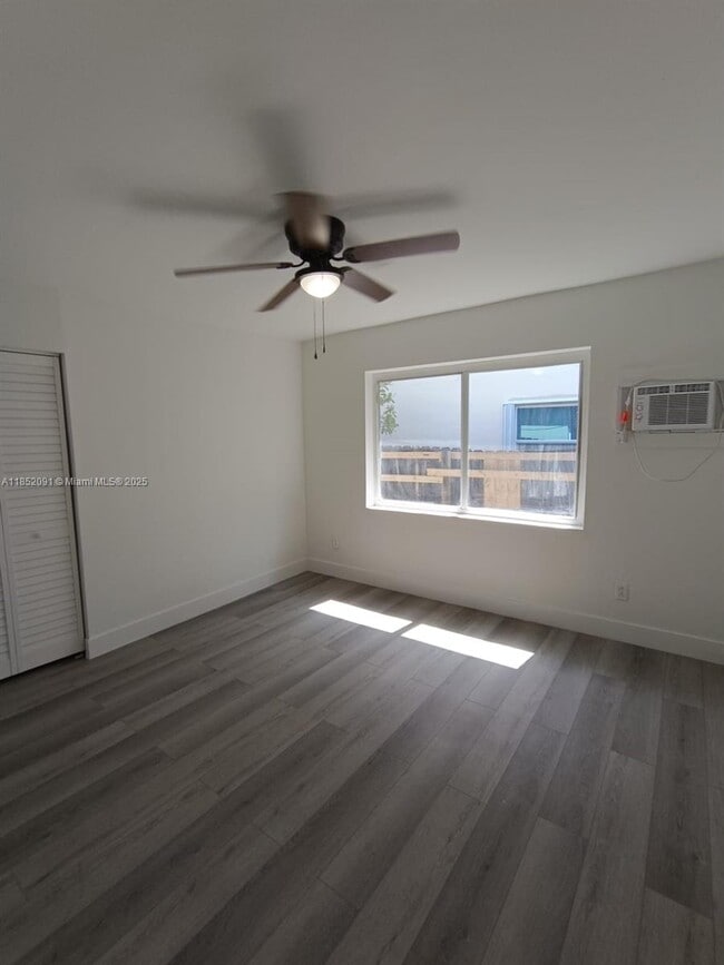 Building Photo - 1857 SW 4th St Unit 3 Rental