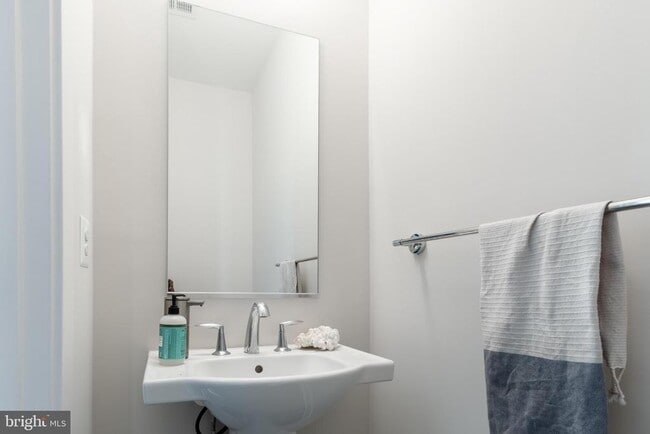 Photo - 935 Sycamore Dr SE