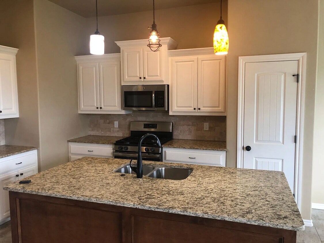 Photo - 1328 Eagle Dr (Moore, OK)