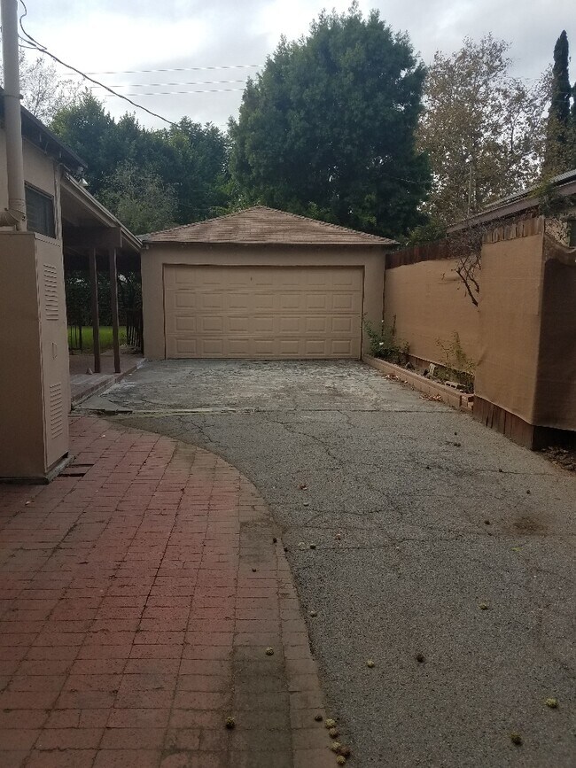 Photo - 6929 Encino Ave