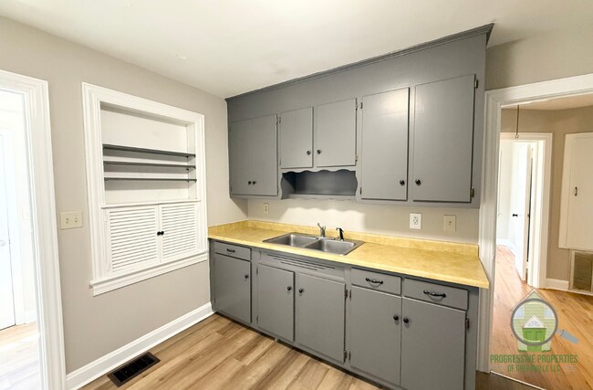 Photo - 121A White Oak Dr