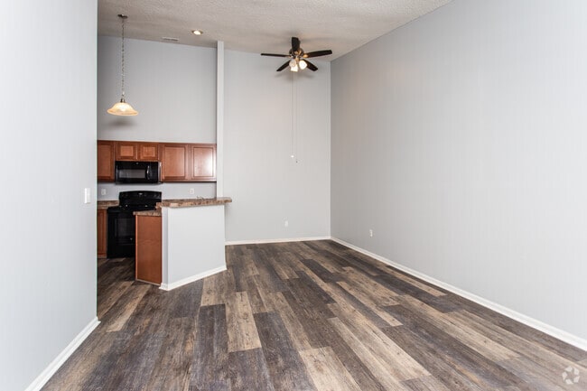 1BR, 1BA - 700 SF