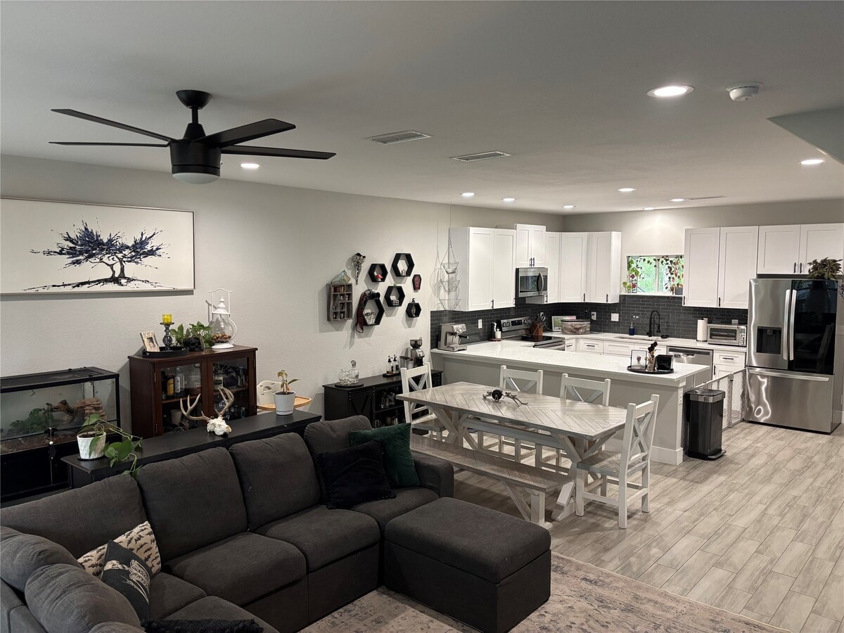 Photo - 15888 Chestnut Dr House