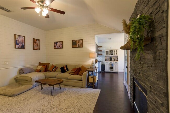 Photo - 906 Iris Dr