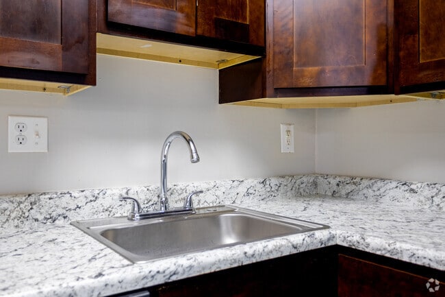 1 BR, 1 BA - 600 SF