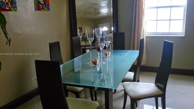 Photo - 305 SW 7th St