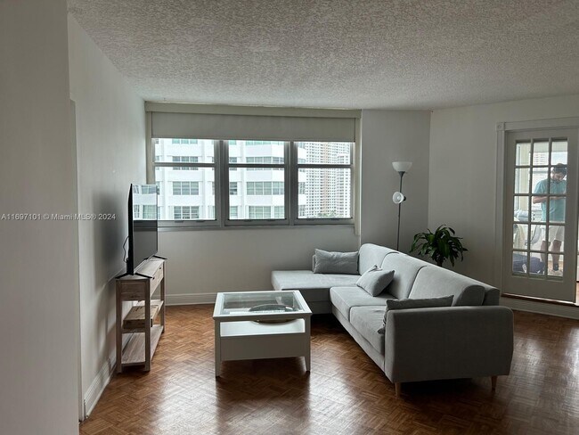 Photo - 905 Brickell Bay Dr