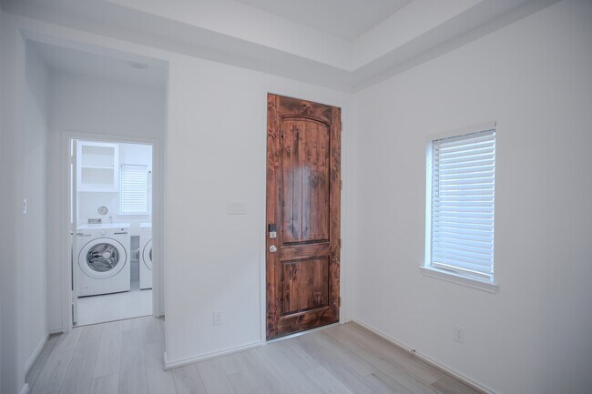 Building Photo - 10543 Shining Dawn Wy