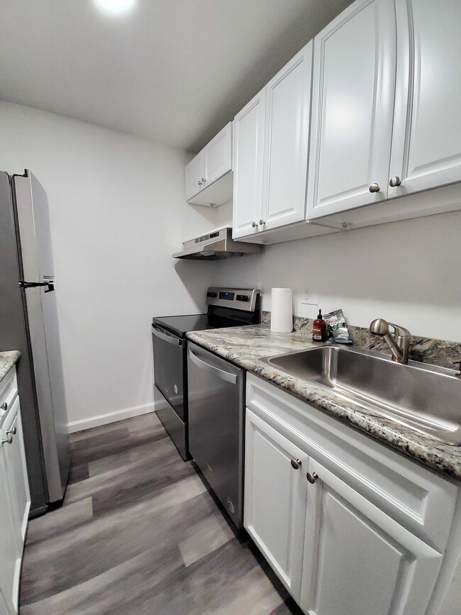 newly updated kitchen - 23 Stratton Ct Unit 23
