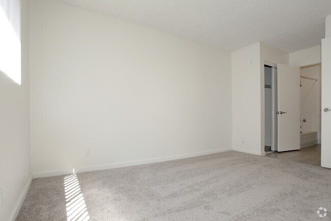 2BR, 2BA - 830 SF
