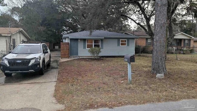 Building Photo - 1010 Hawthorn Dr