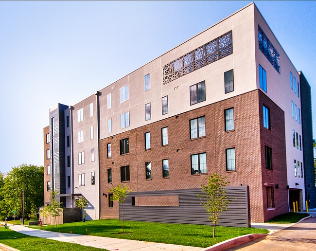 Building Photo - Stadium Row