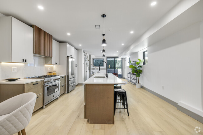 Building Photo - 566 E 3rd St Unit 1 Rental