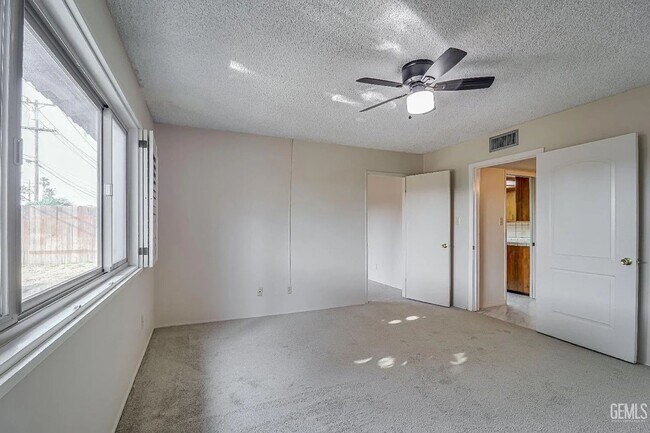 Photo - SW Home w/Garage!