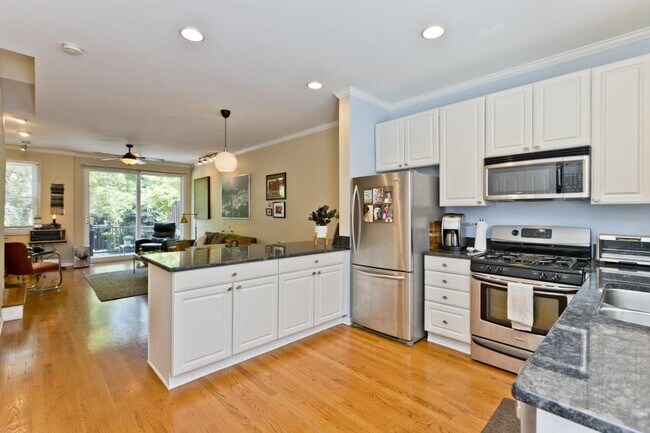 Photo - 3 bedroom in Chicago IL 60660