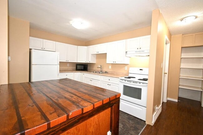 Building Photo - 3 bedroom in Prince George BC V2L 2A4