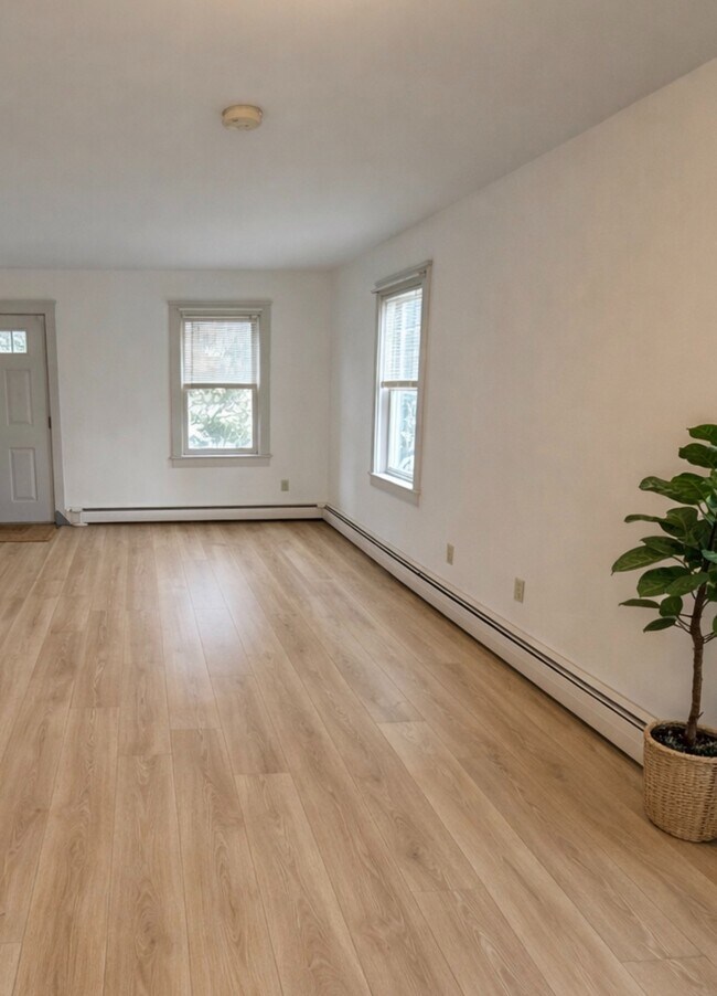 Building Photo - 112-116 EAP