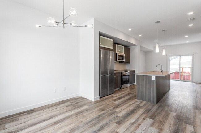 Photo - 15014-15094 94 Ave NW Unité Main 4