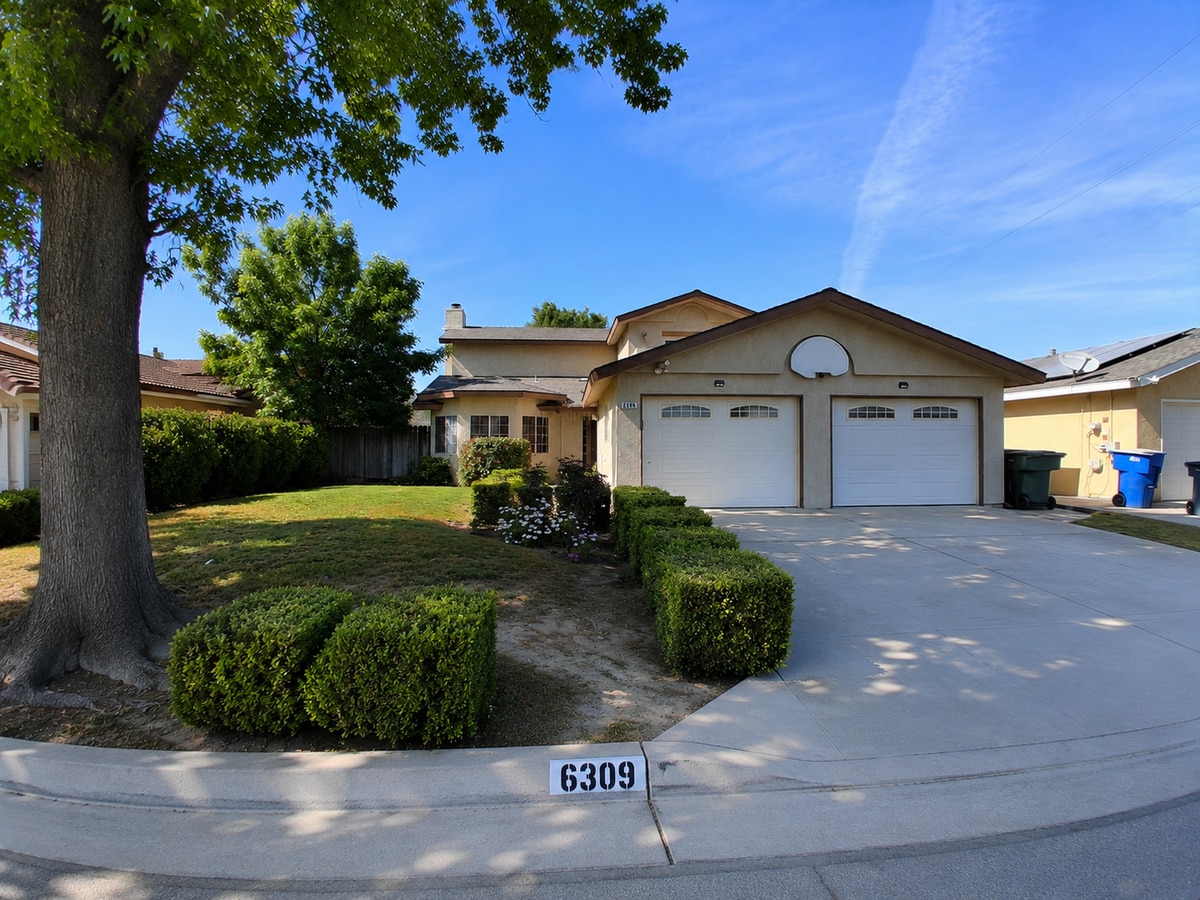 3 Bedroom 2 Bath Home Located in NW Fresno (Fig Garden Loop Area)! - 3 Bedroom 2 Bath Home Located in NW Fresno (Fig Garden Loop Area)!