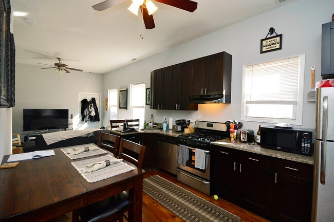 Building Photo - 1644 N Artesian Ave Unit 2R