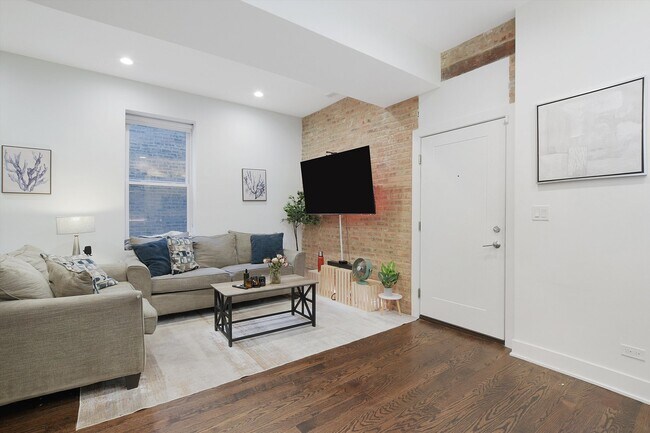 Photo - 2316 W Augusta Blvd Unit 2R