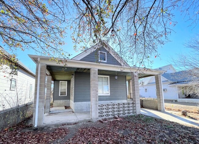 Building Photo - Large 3 Bed, 1 Bath With Fenced in Yard