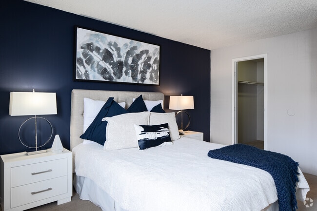 2BR, 1BA - 840SF - Montebello Gardens