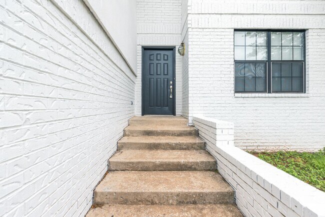 Photo - Newly Renovated 4 Bed / 3.5 Bath in Tulsa ...