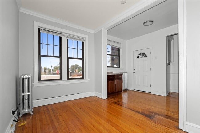 Building Photo - 2348 W Addison St Unit D1