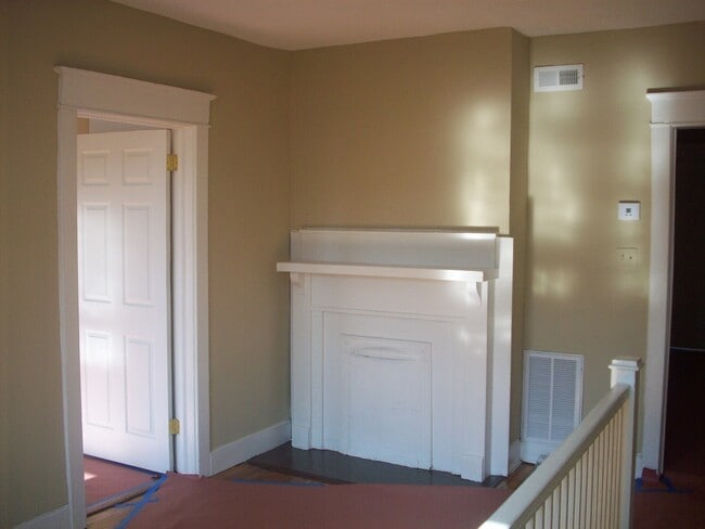 Building Photo - 18 S Allen Ave Unit 2